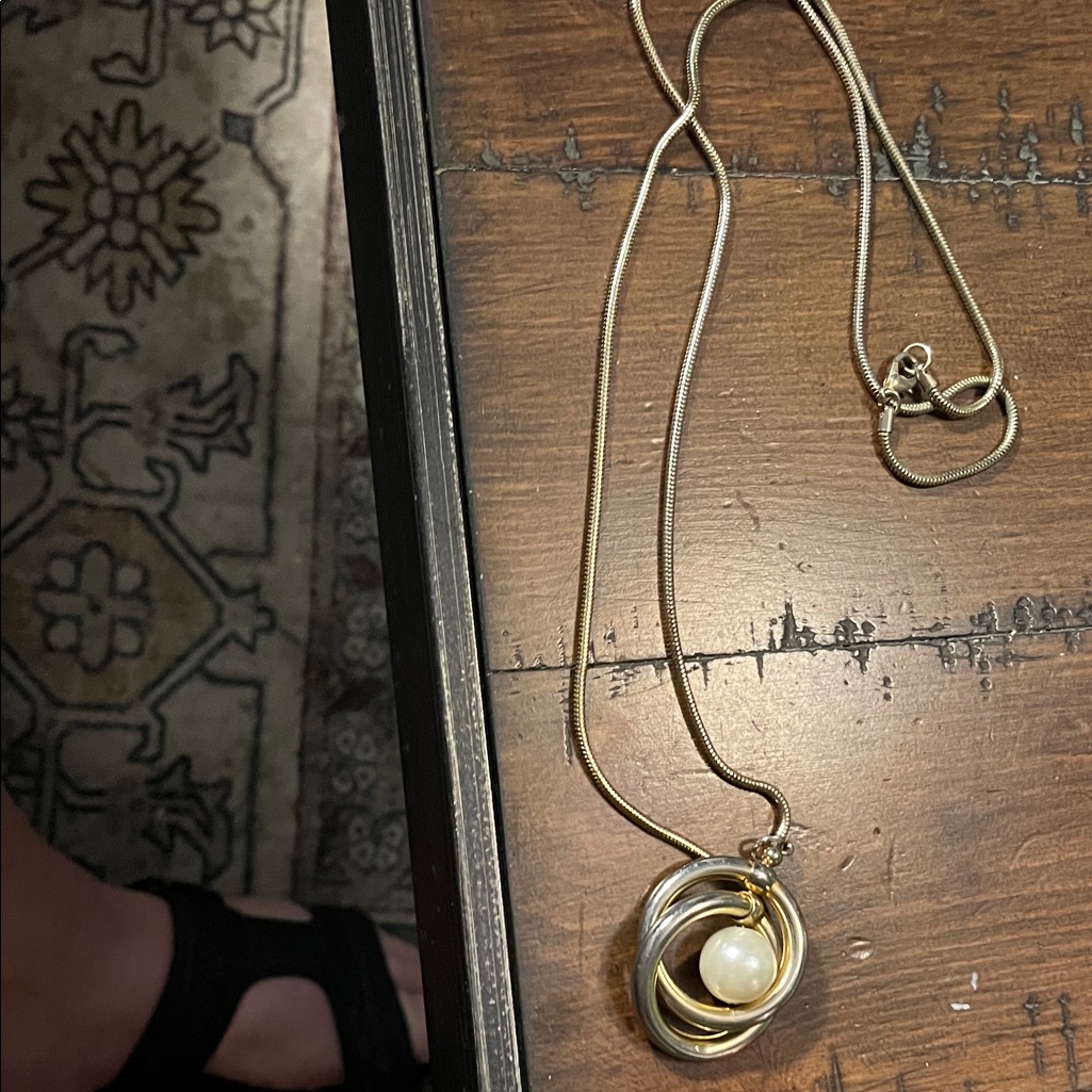 Goldtoneand Silvertone Pendant Necklace 589